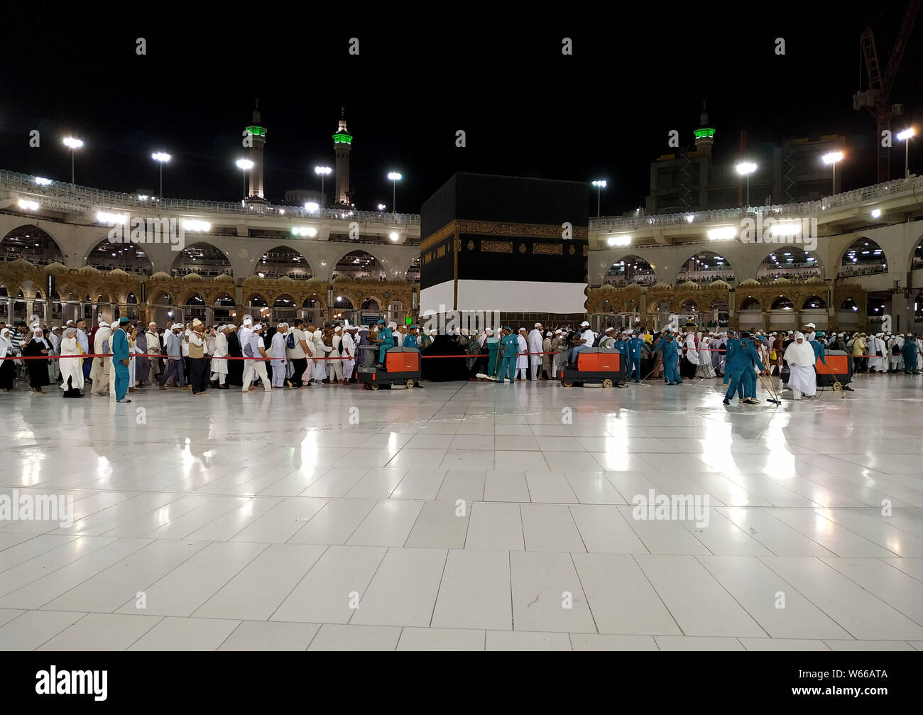 Luglio 30, 2019, la Mecca, Jedddah, Arabia Saudita: i lavoratori pulire il pavimento della Sacra Kaaba presso la Grande Moschea, durante l annuale hajj pellegrinaggio alla Mecca Luglio 31, 2019. Secondo i musulmani libro sacro Corano, la Kaaba fu costruita da Abramo e suo figlio Ismael, dopo Ismael si erano insediati in Arabia. Milioni di musulmani sono arrivati in Arabia Saudita per eseguire il loro Hajj Credito: Ashraf Amra/immagini APA/ZUMA filo/Alamy Live News Foto Stock