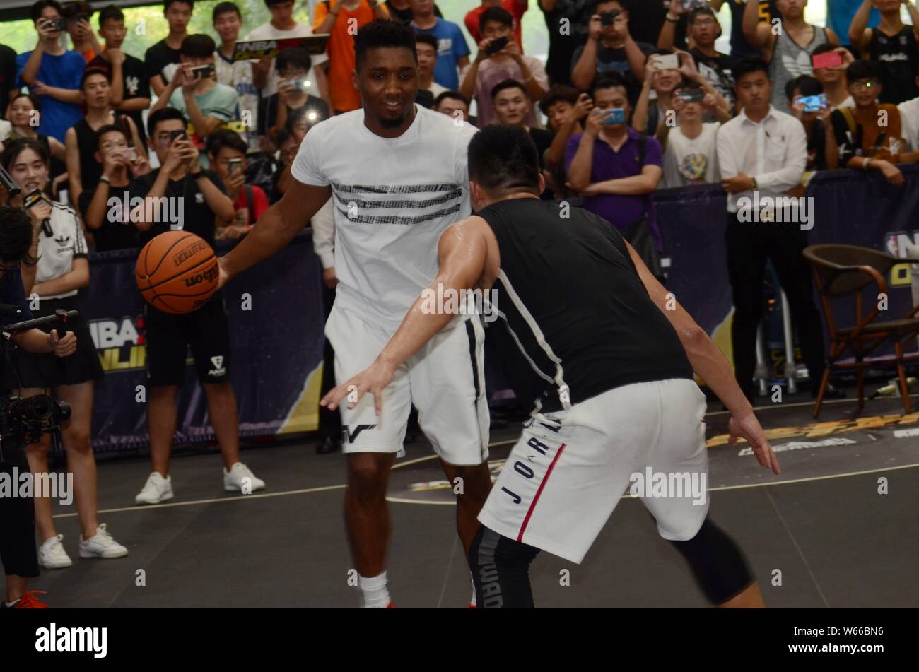 NBA star Donovan Mitchell mostra la sua abilità di basket durante il "Re di dilettante' gioco in Cina a Shanghai, 29 luglio 2018. Foto Stock