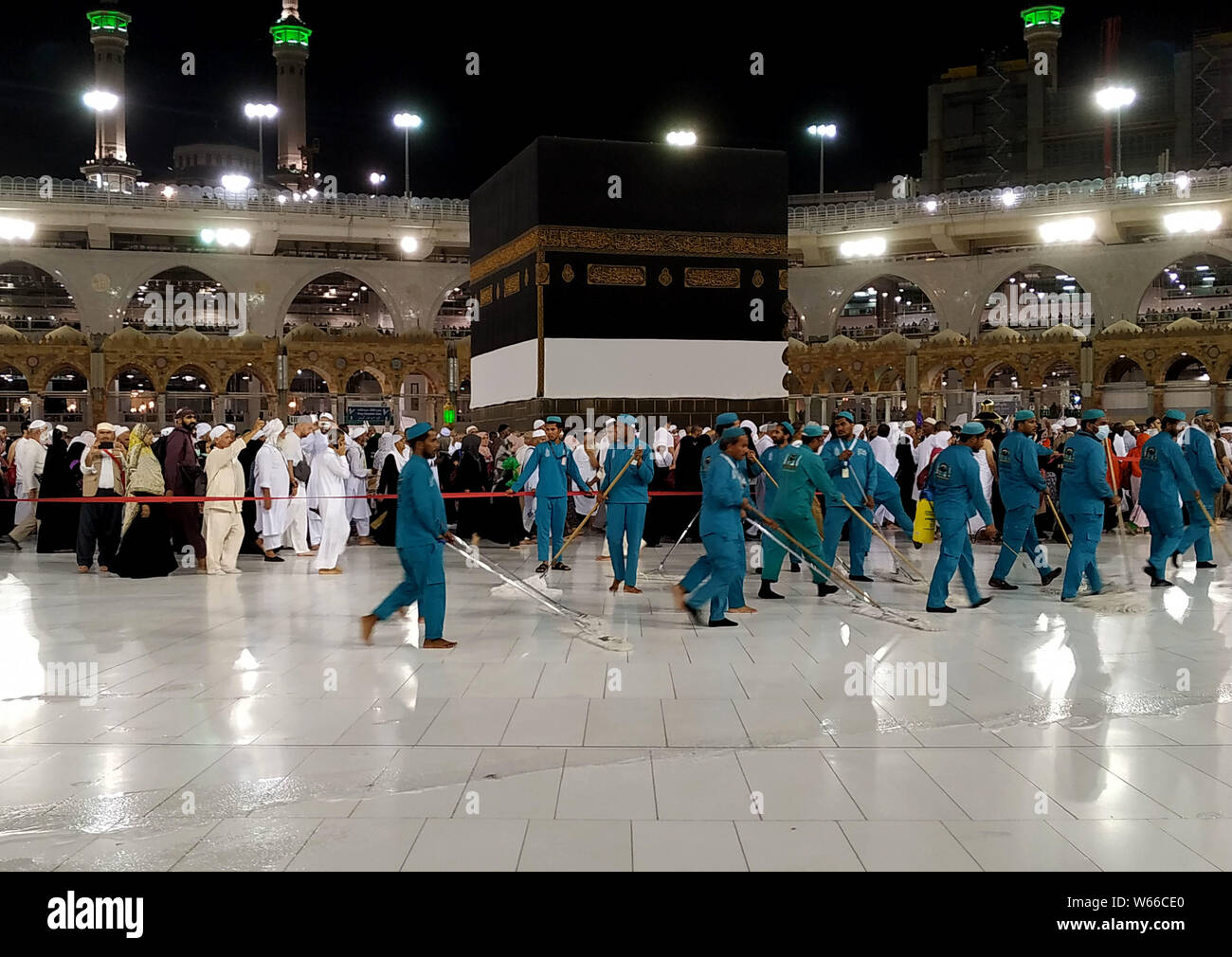 Luglio 30, 2019, la Mecca, Jedddah, Arabia Saudita: i lavoratori pulire il pavimento della Sacra Kaaba presso la Grande Moschea, durante l annuale hajj pellegrinaggio alla Mecca Luglio 31, 2019. Secondo i musulmani libro sacro Corano, la Kaaba fu costruita da Abramo e suo figlio Ismael, dopo Ismael si erano insediati in Arabia. Milioni di musulmani sono arrivati in Arabia Saudita per eseguire il loro Hajj Credito: Ashraf Amra/immagini APA/ZUMA filo/Alamy Live News Foto Stock