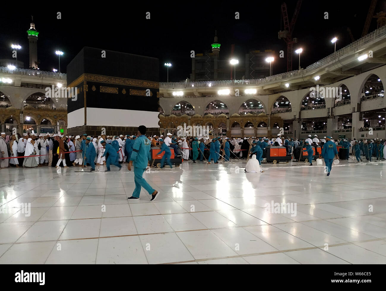Luglio 30, 2019, la Mecca, Jedddah, Arabia Saudita: i lavoratori pulire il pavimento della Sacra Kaaba presso la Grande Moschea, durante l annuale hajj pellegrinaggio alla Mecca Luglio 31, 2019. Secondo i musulmani libro sacro Corano, la Kaaba fu costruita da Abramo e suo figlio Ismael, dopo Ismael si erano insediati in Arabia. Milioni di musulmani sono arrivati in Arabia Saudita per eseguire il loro Hajj Credito: Ashraf Amra/immagini APA/ZUMA filo/Alamy Live News Foto Stock