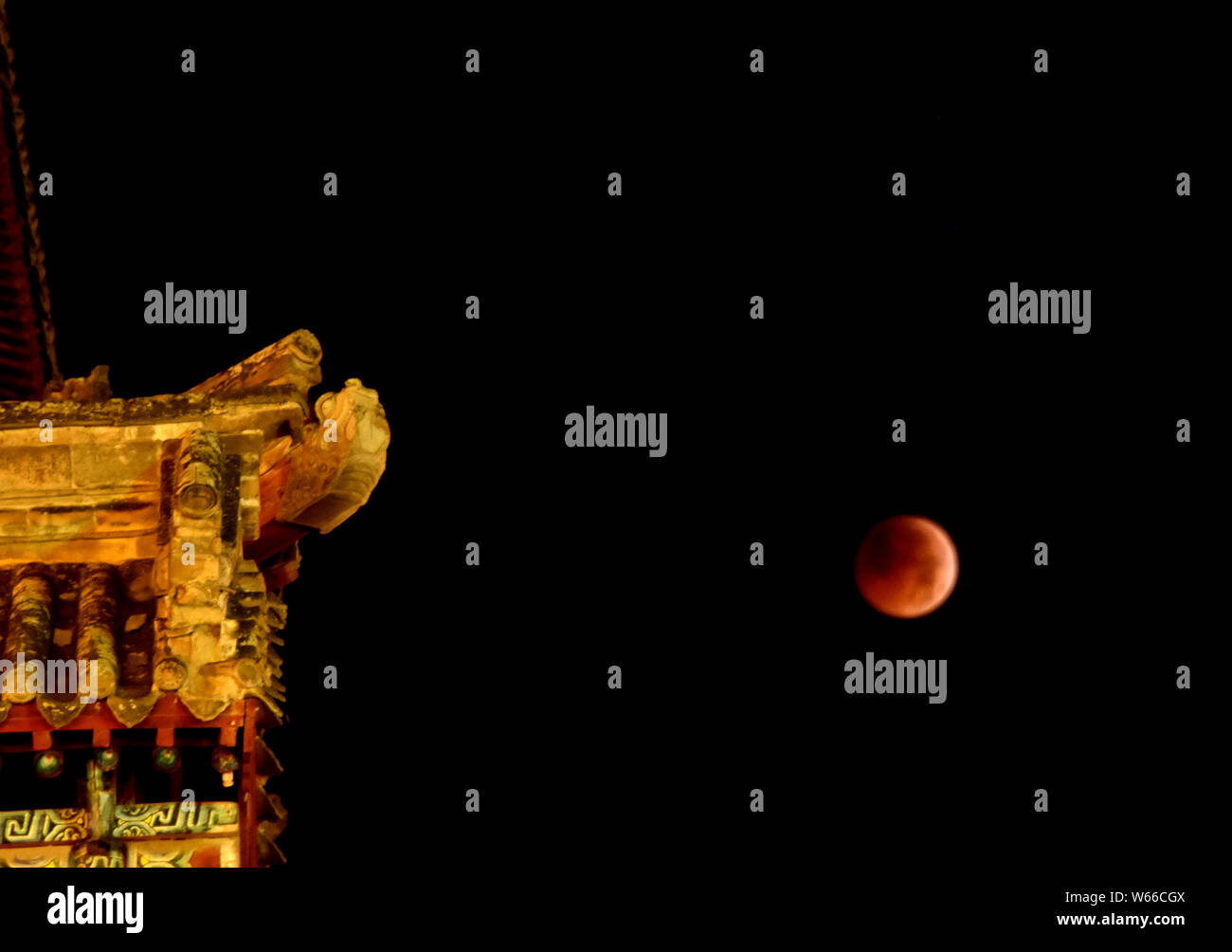 Vista la più lunga "sangue luna' eclissi di questo secolo che passa nel cono d'ombra della Terra, durante un'eclissi lunare totale in città Dingxi, Northwest Foto Stock