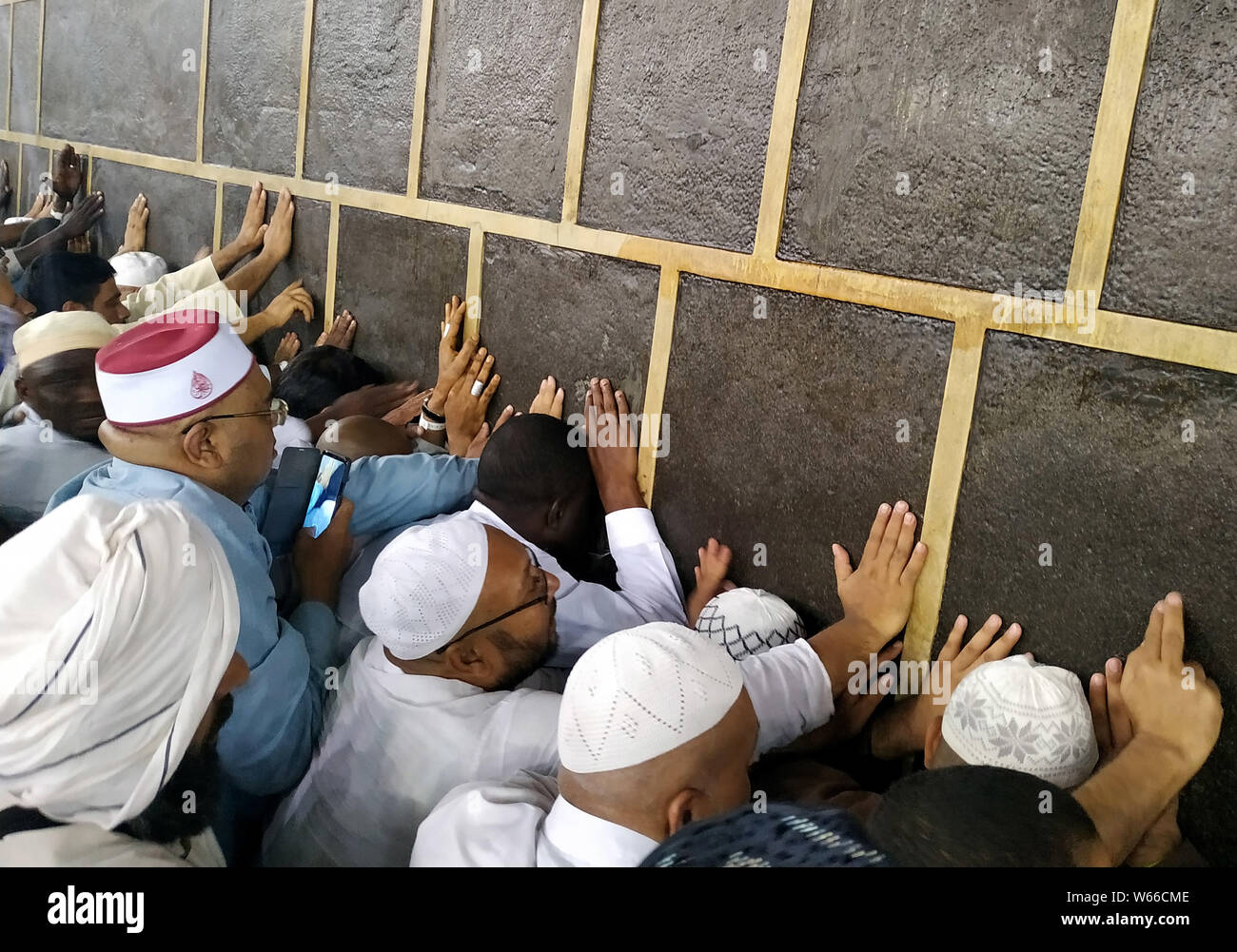 Luglio 30, 2019, la Mecca, Jedddah, Arabia Saudita: musulmani pellegrini kiss e toccare la parete della Kaaba come eseguire il Tawaf al- Ifada durante l annuale hajj pellegrinaggio alla Mecca Luglio 31, 2019. Secondo i musulmani libro sacro Corano, la Kaaba fu costruita da Abramo e suo figlio Ismael, dopo Ismael si erano insediati in Arabia. Milioni di musulmani sono arrivati in Arabia Saudita per eseguire il loro Hajj Credito: Ashraf Amra/immagini APA/ZUMA filo/Alamy Live News Foto Stock