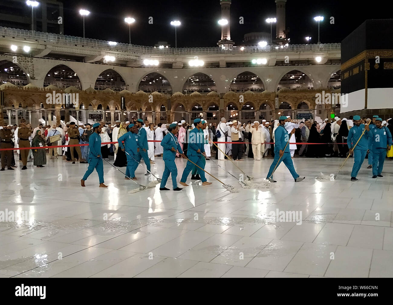 Luglio 30, 2019, la Mecca, Jedddah, Arabia Saudita: i lavoratori pulire il pavimento della Sacra Kaaba presso la Grande Moschea, durante l annuale hajj pellegrinaggio alla Mecca Luglio 31, 2019. Secondo i musulmani libro sacro Corano, la Kaaba fu costruita da Abramo e suo figlio Ismael, dopo Ismael si erano insediati in Arabia. Milioni di musulmani sono arrivati in Arabia Saudita per eseguire il loro Hajj Credito: Ashraf Amra/immagini APA/ZUMA filo/Alamy Live News Foto Stock