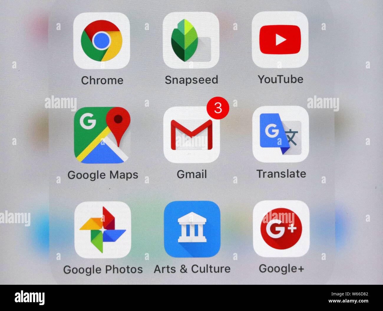 --FILE -- un telefono cellulare utente guarda le icone delle applicazioni mobile di Alphabet Inc Google sul suo smartphone a Pechino in Cina, 16 gennaio 2018. Alp Foto Stock