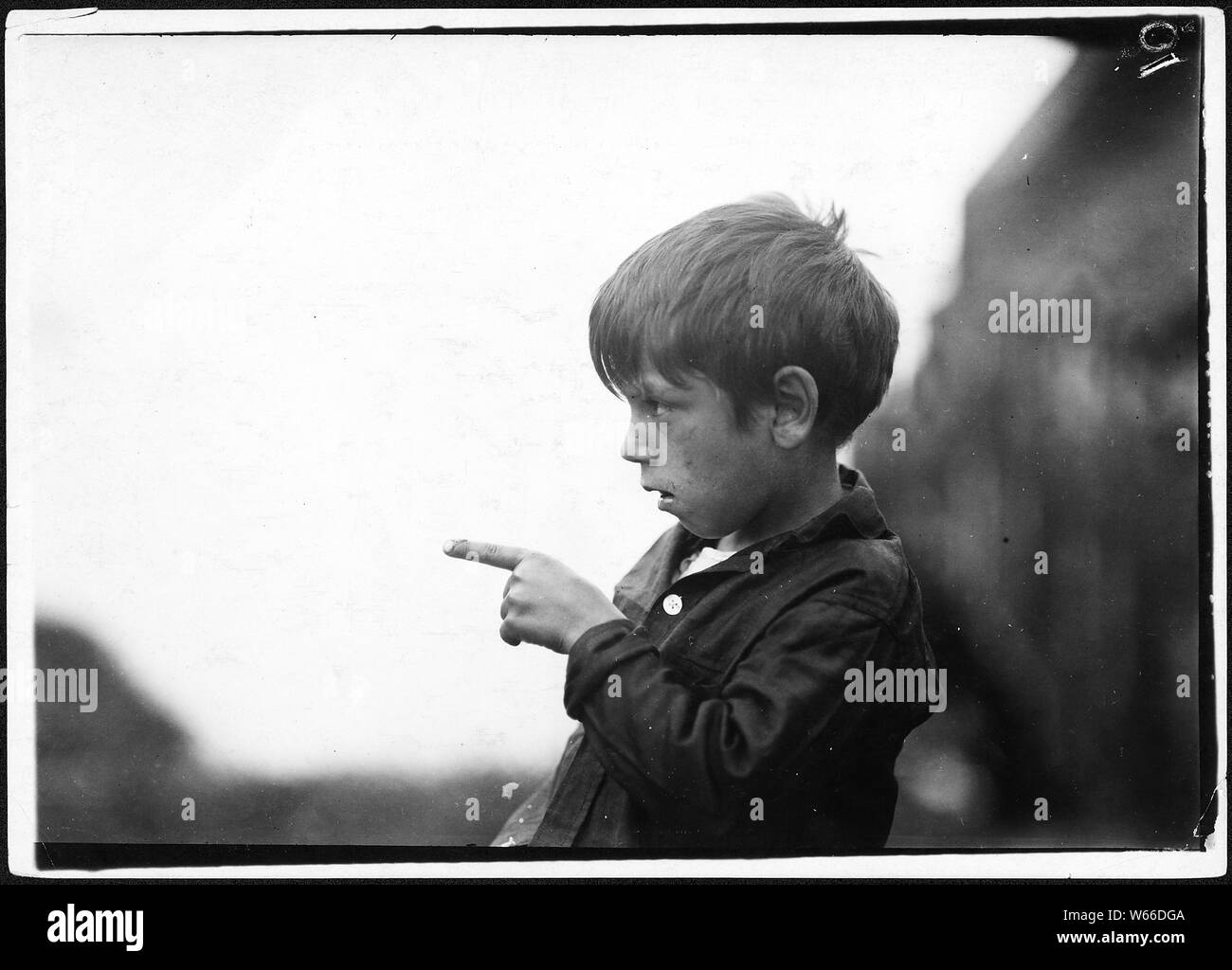 Quasi ho tagliato il mio dito off, il taglio di sardine l'altro giorno. 7 anno vecchio Byron. Eastport, Me. Foto Stock