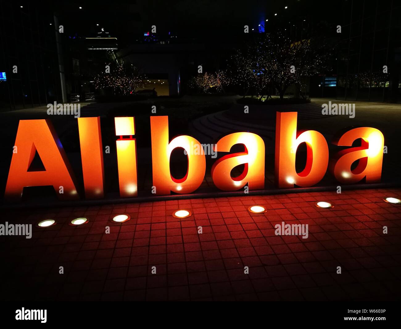 --FILE--Vista di un logo di Alibaba in città Huaibei, est cinese della provincia di Anhui, 7 gennaio 2018. Alibaba Group Holding ha annunciato lunedì che Foto Stock