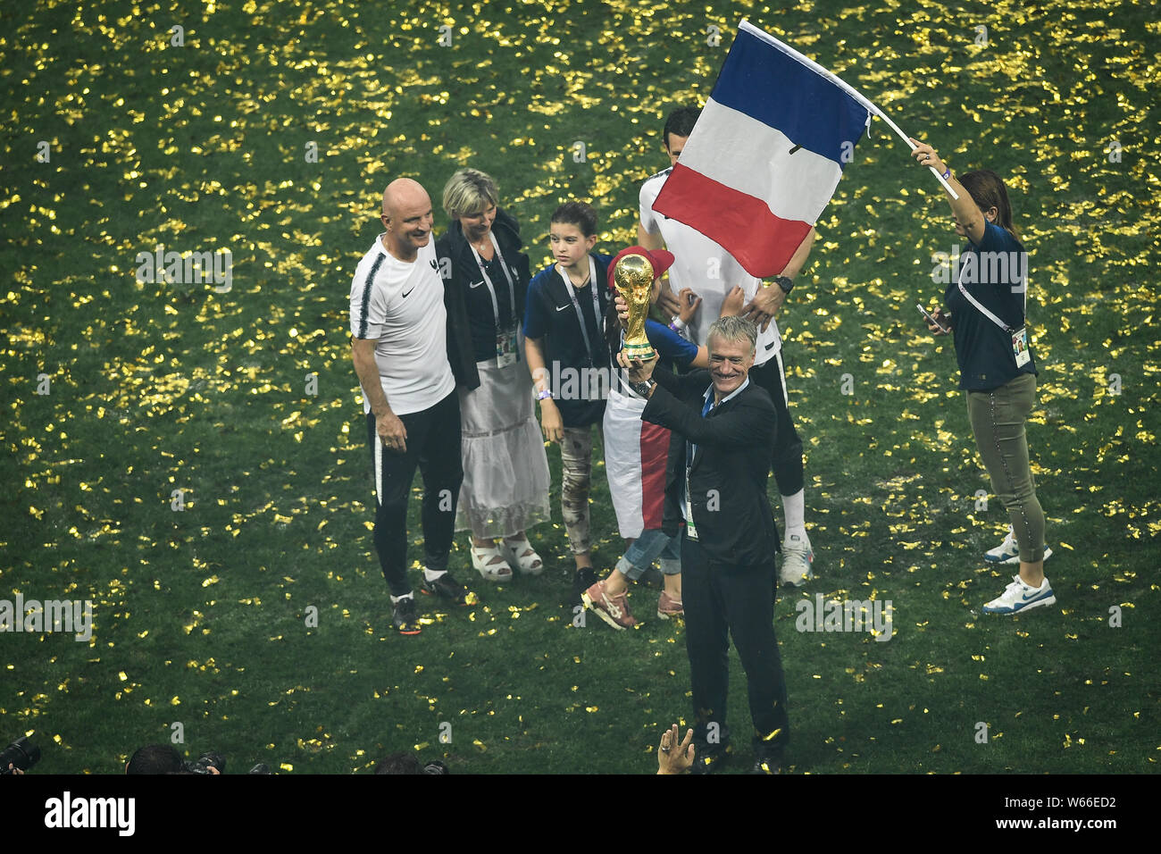 Capo allenatore Didier Deschamps di Francia pone con la World Cup Trofeo dopo la Francia ha sconfitto la Croazia nella loro partita finale durante il 2018 FIFA World Cu Foto Stock