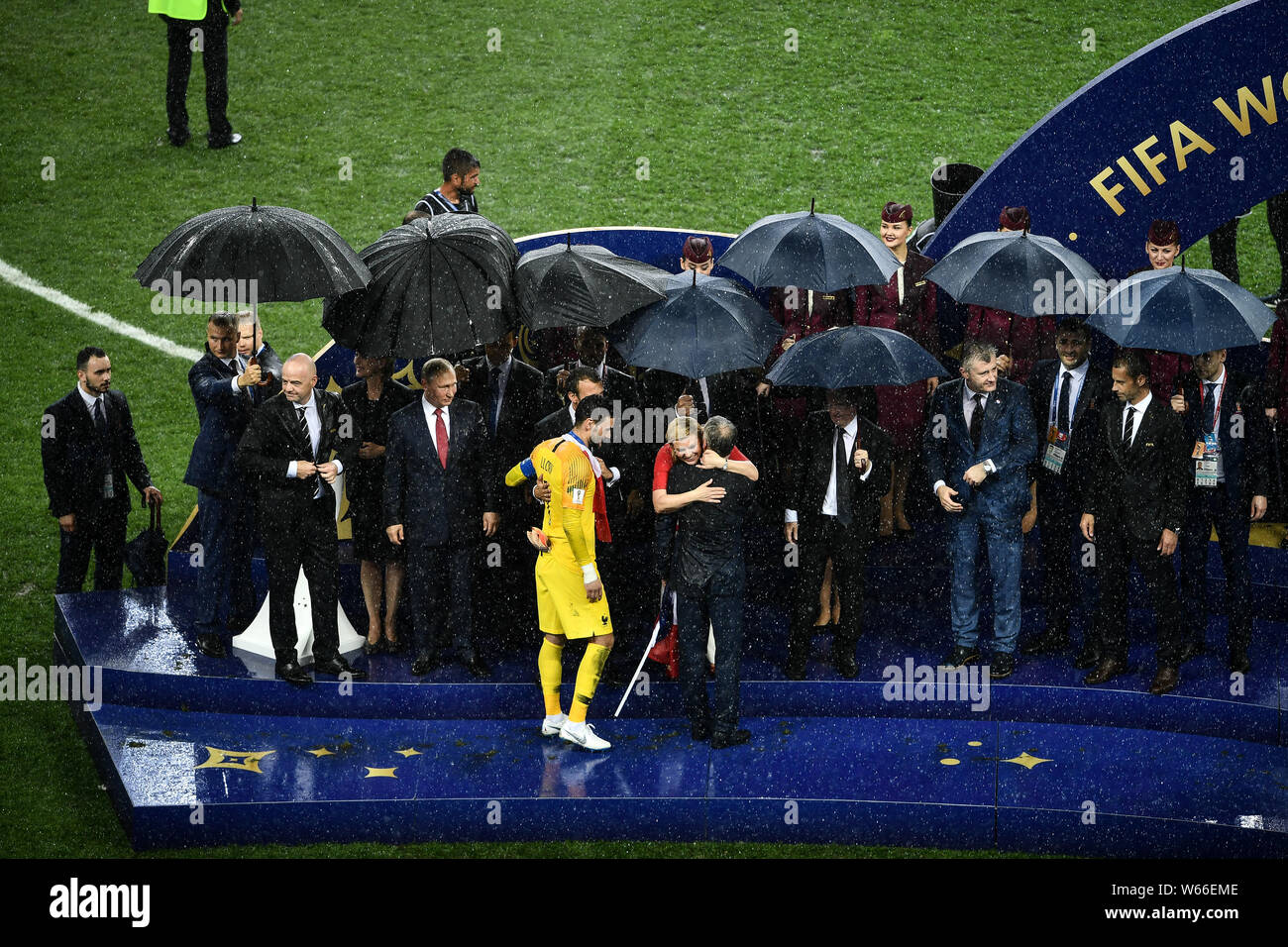 Il portiere Hugo Lloris, anteriore sinistra e capo allenatore Didier Deschamps, anteriore destra, della Francia sono aggiudicati e accolti dal presidente della FIFA Gianni Infantino Foto Stock