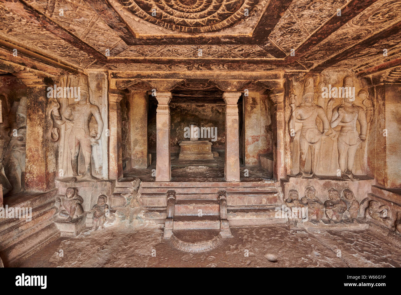 Scultura in pietra all'interno di Ravana Phadi Grotta templi, Aihole, Karnataka, India Foto Stock