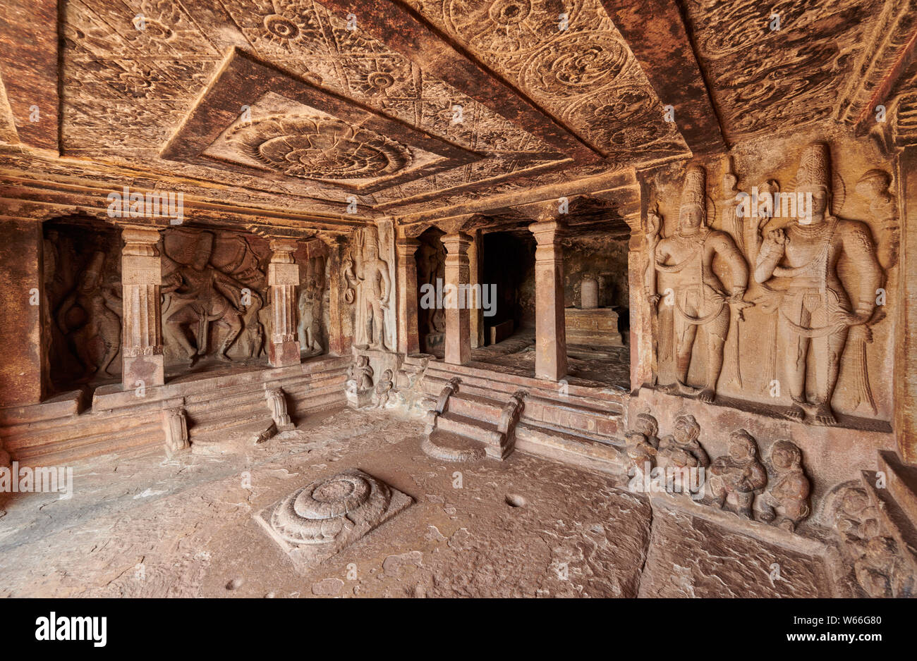 Scultura in pietra all'interno di Ravana Phadi Grotta templi, Aihole, Karnataka, India Foto Stock