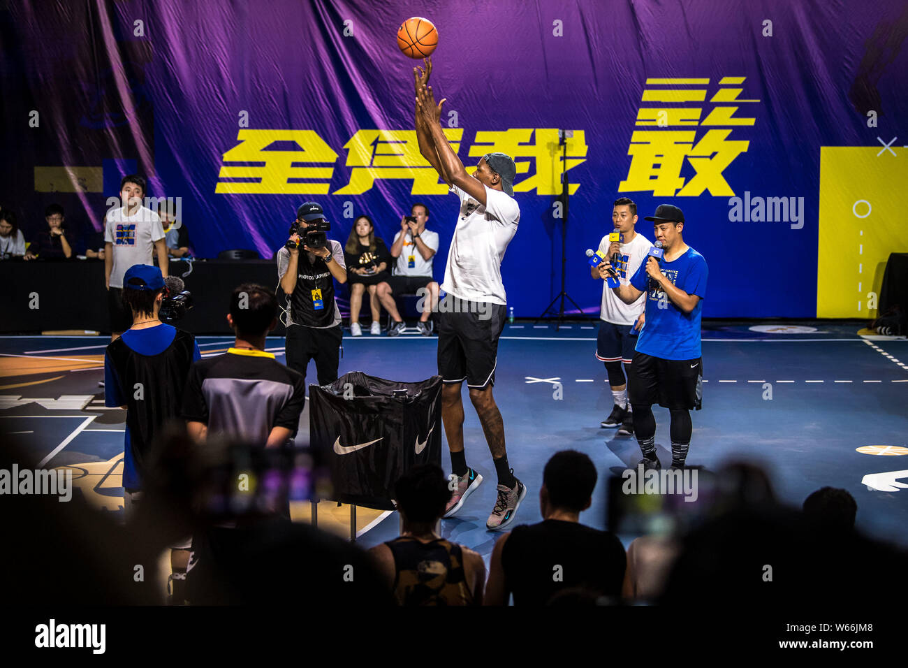 Stella NBA Kevin Durant, centro di Golden State Warriors partecipa a una riunione della ventola durante il suo tour in Cina nella città di Guangzhou, a sud della Cina di Guangdong provinc Foto Stock