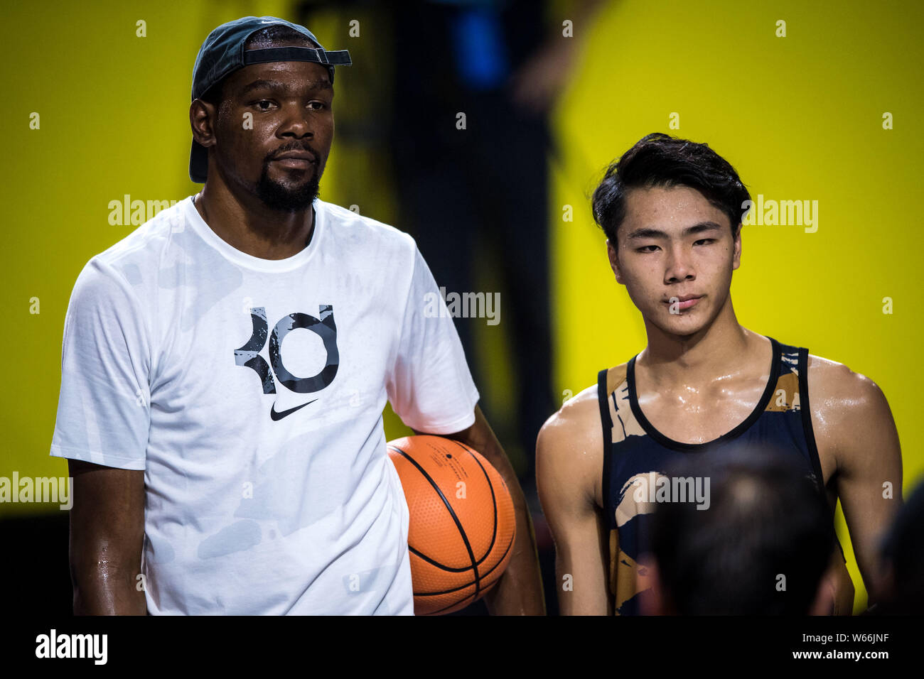 Stella NBA Kevin Durant, a sinistra del Golden State Warriors partecipa a una riunione della ventola durante il suo tour in Cina nella città di Guangzhou, Cina del sud della provincia di Guangdong, Foto Stock