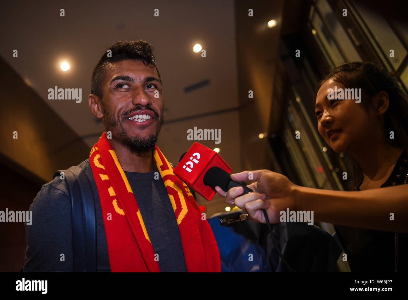 Il calcio brasiliano Paulinho stella di Guangzhou Evergrande viene intervistato come egli arriva a Guangzhou per la Chinese Super League dopo la finitura del 20 Foto Stock