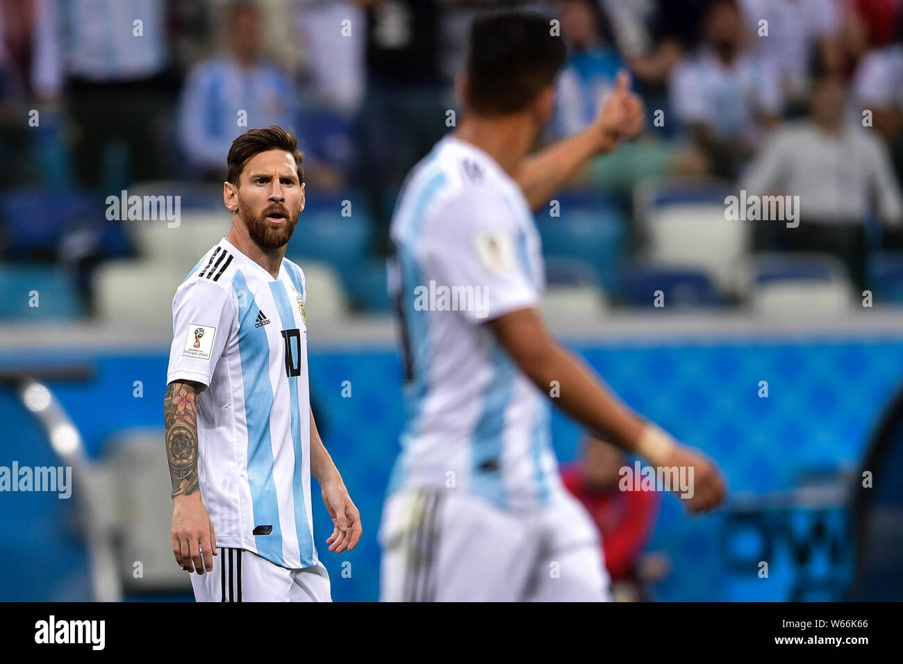 Lionel Messi Argentina parla ai compagni di squadra nel loro gruppo D match contro la Croazia durante il 2018 FIFA World Cup a Nizhny Novgorod, Russia, 21 giu Foto Stock