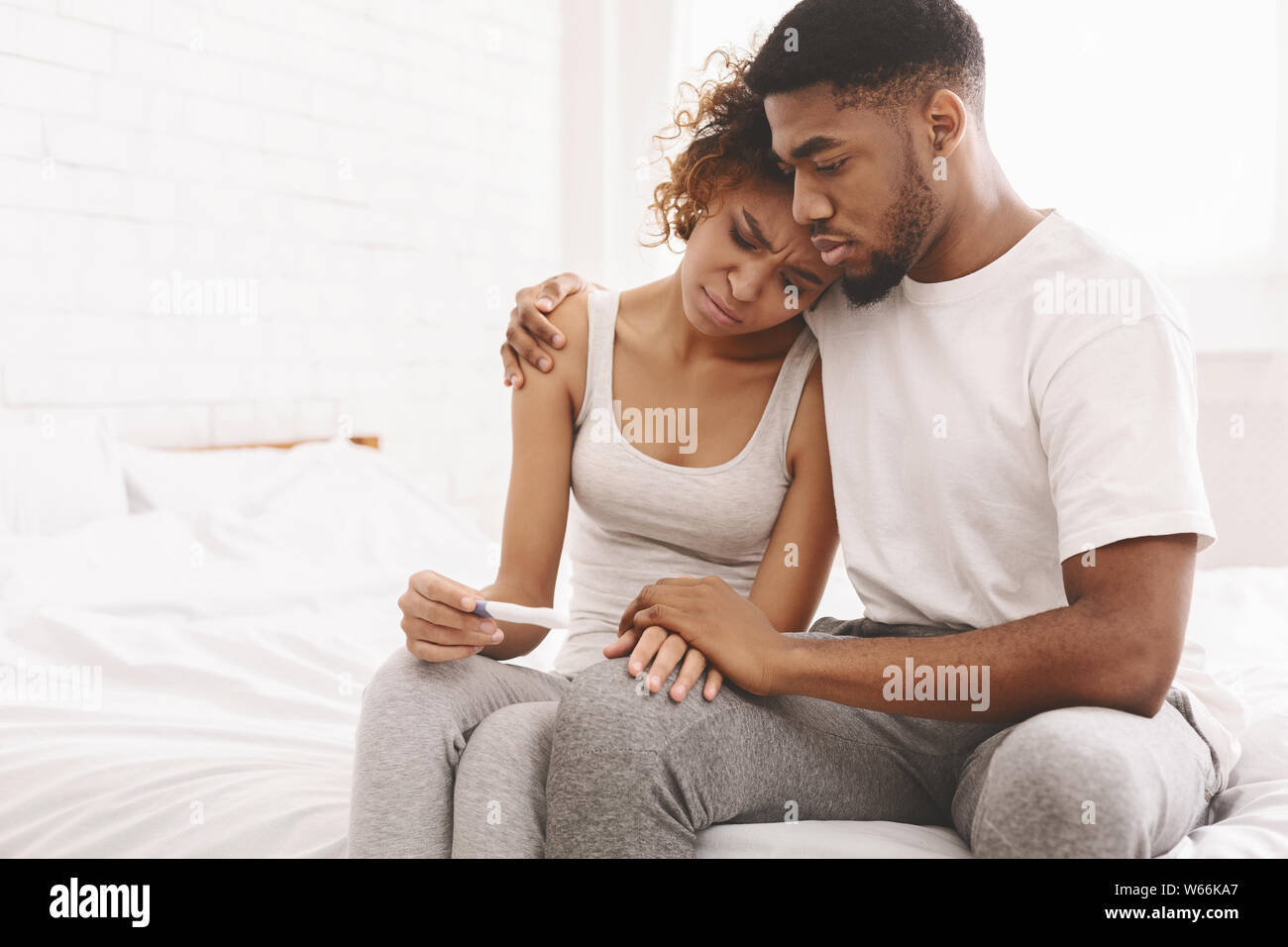 Nero giovane con un test di gravidanza negativo risultato Foto Stock