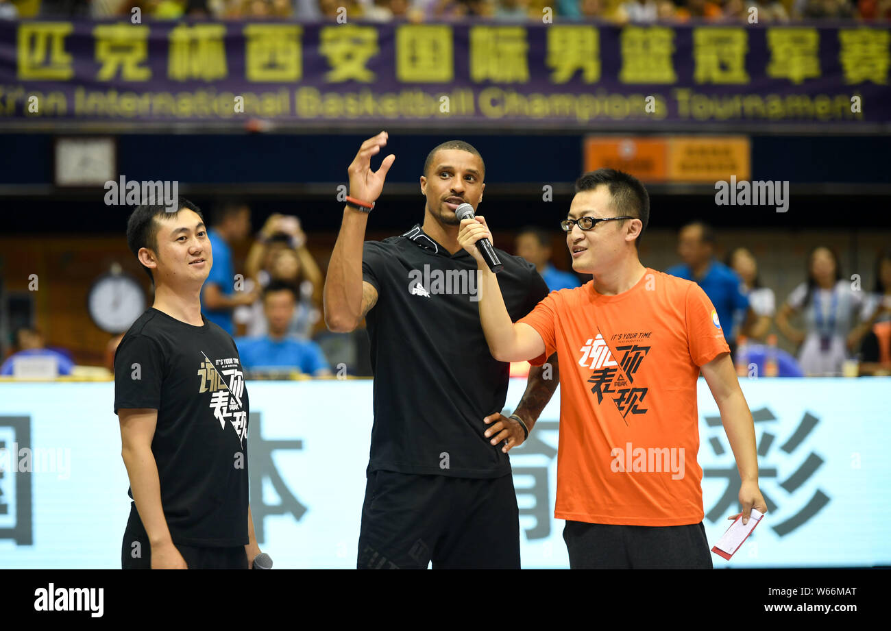 Giocatore di pallacanestro di NBA George Hill, centro di Cleveland Cavaliers assiste 2018 La cinghia e strada Xi'an International campione di basket nel torneo di Foto Stock