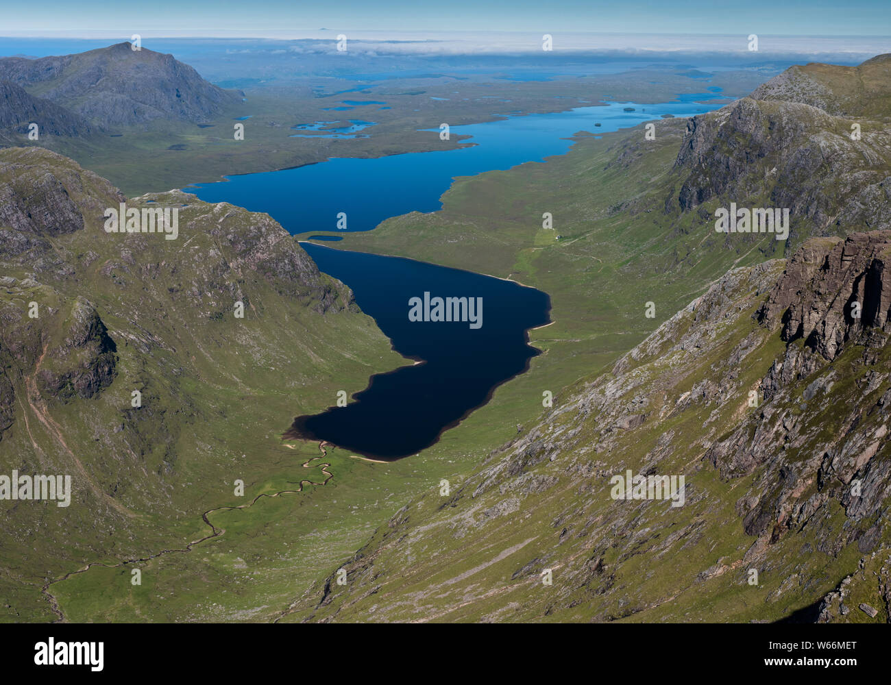 Dubh Loch e Fionn Loch dal Munro UN' Mhaighdean, Letterewe e Fisherfield foresta, Scozia Foto Stock