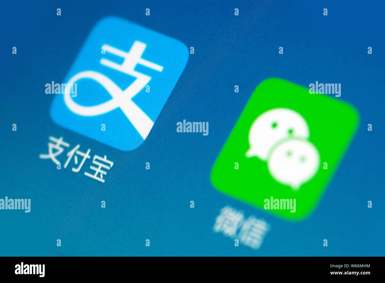 --FILE--un cinese telefono cellulare utente guarda le icone delle app di Alipay, sinistra, il servizio di pagamento online di cinesi e-commerce giant Alibaba è un Foto Stock
