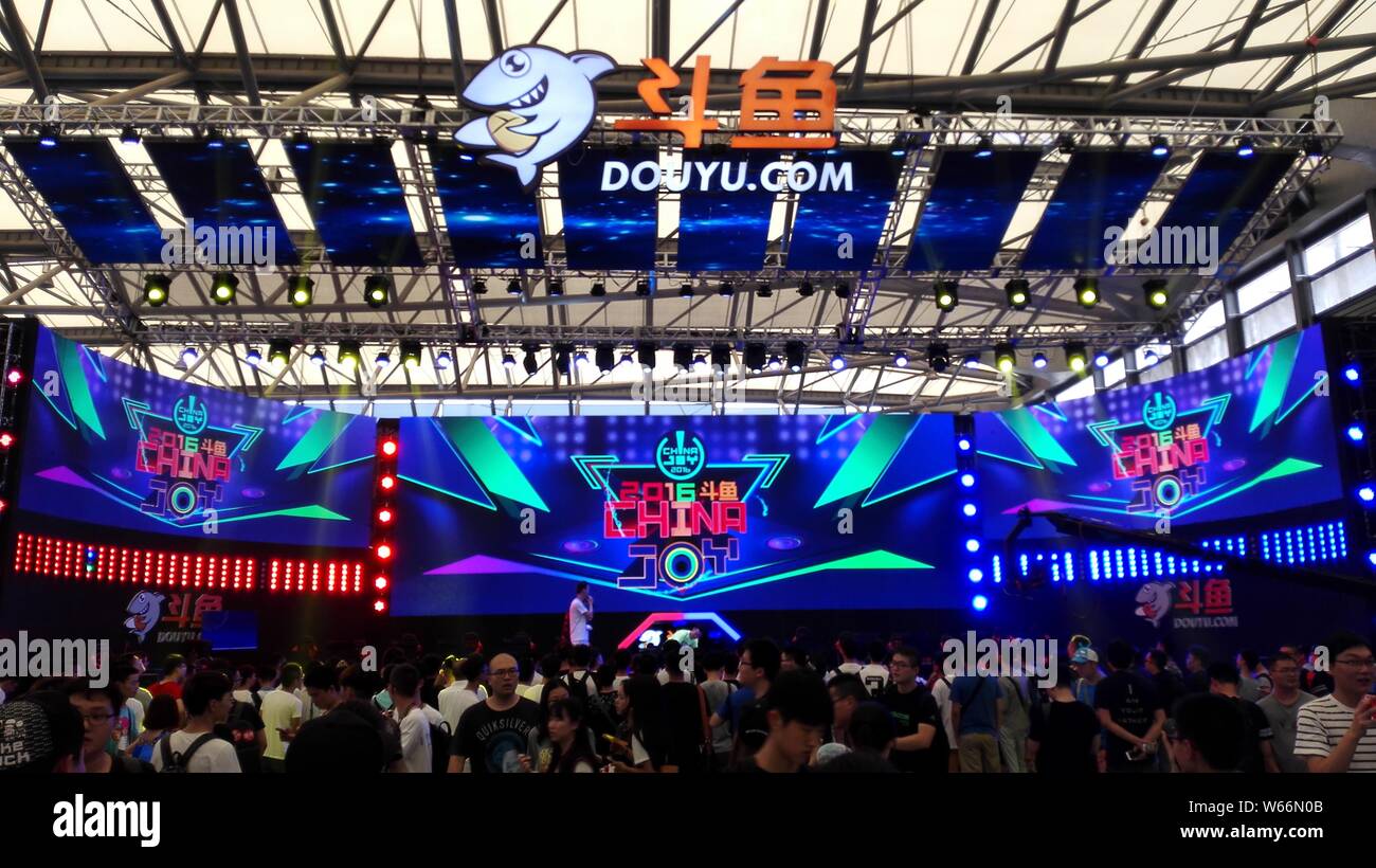 --FILE -- la gente visita lo stand del gioco cinese video streaming platform Douyu, o 'lotta contro la pesca', durante il XIV China Digital Entertainment Expo un Foto Stock