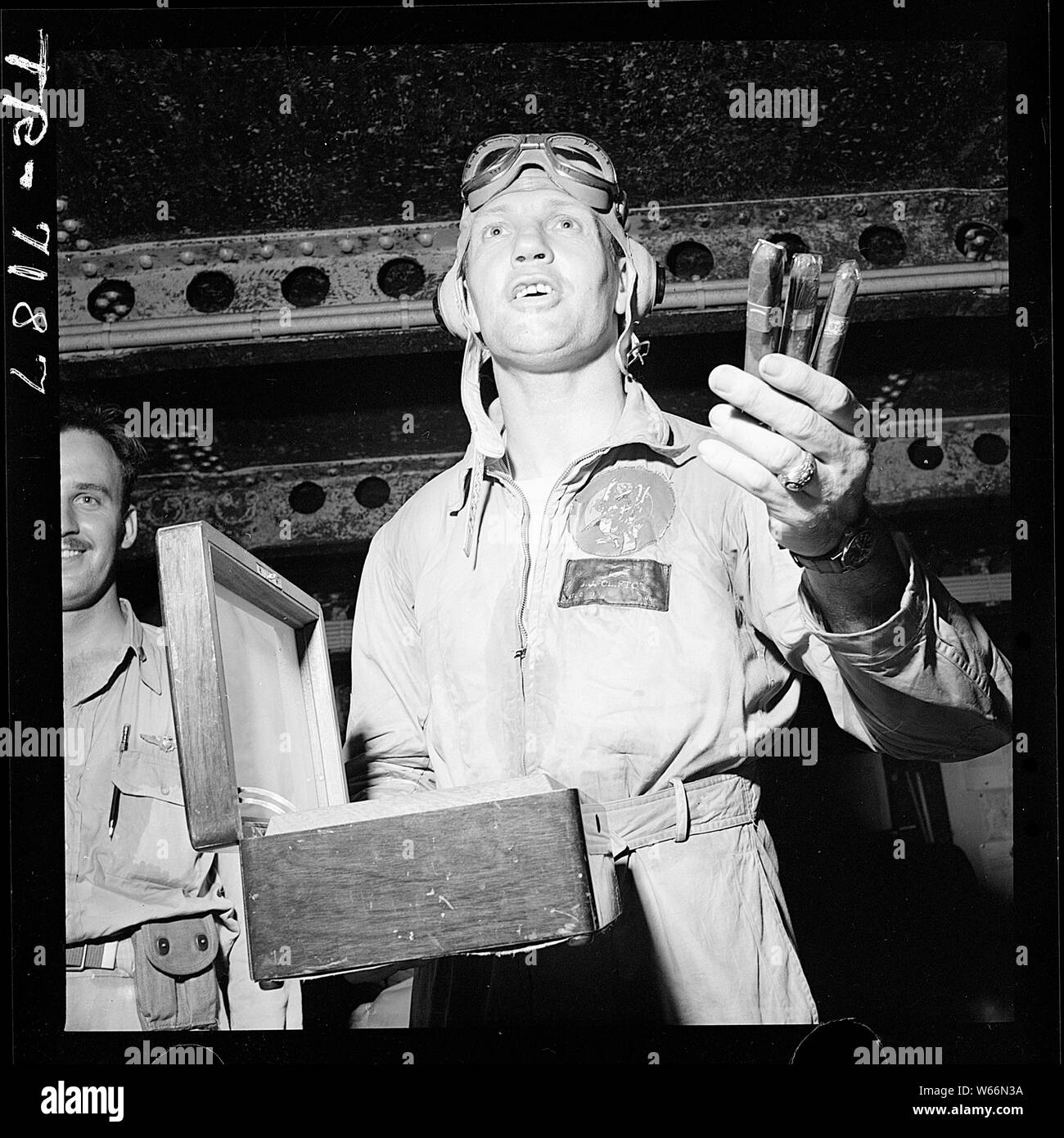 Giubilanti oltre il successo della task force raid a Rabaul, CDR. Joseph C. Clifton passa fuori di sigari a bordo della USS Saratoga (CV-3). Foto Stock