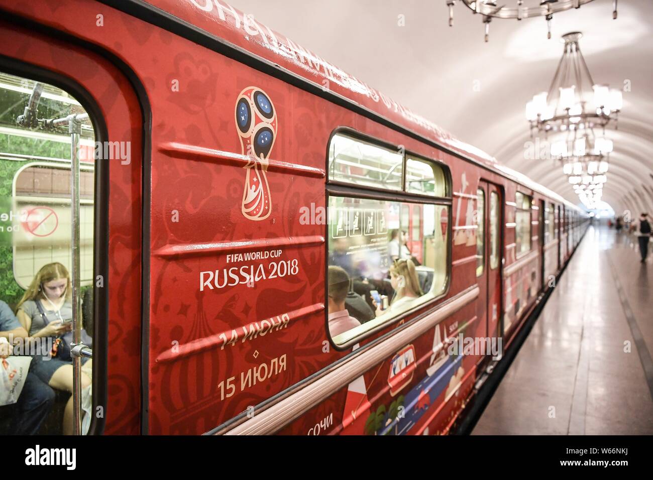 I passeggeri e gli appassionati di calcio di prendere un treno della metropolitana appositamente equipaggiato con calcio-decorazioni a tema per il 2018 FIFA World Cup a una stazione della metropolitana in Mos Foto Stock