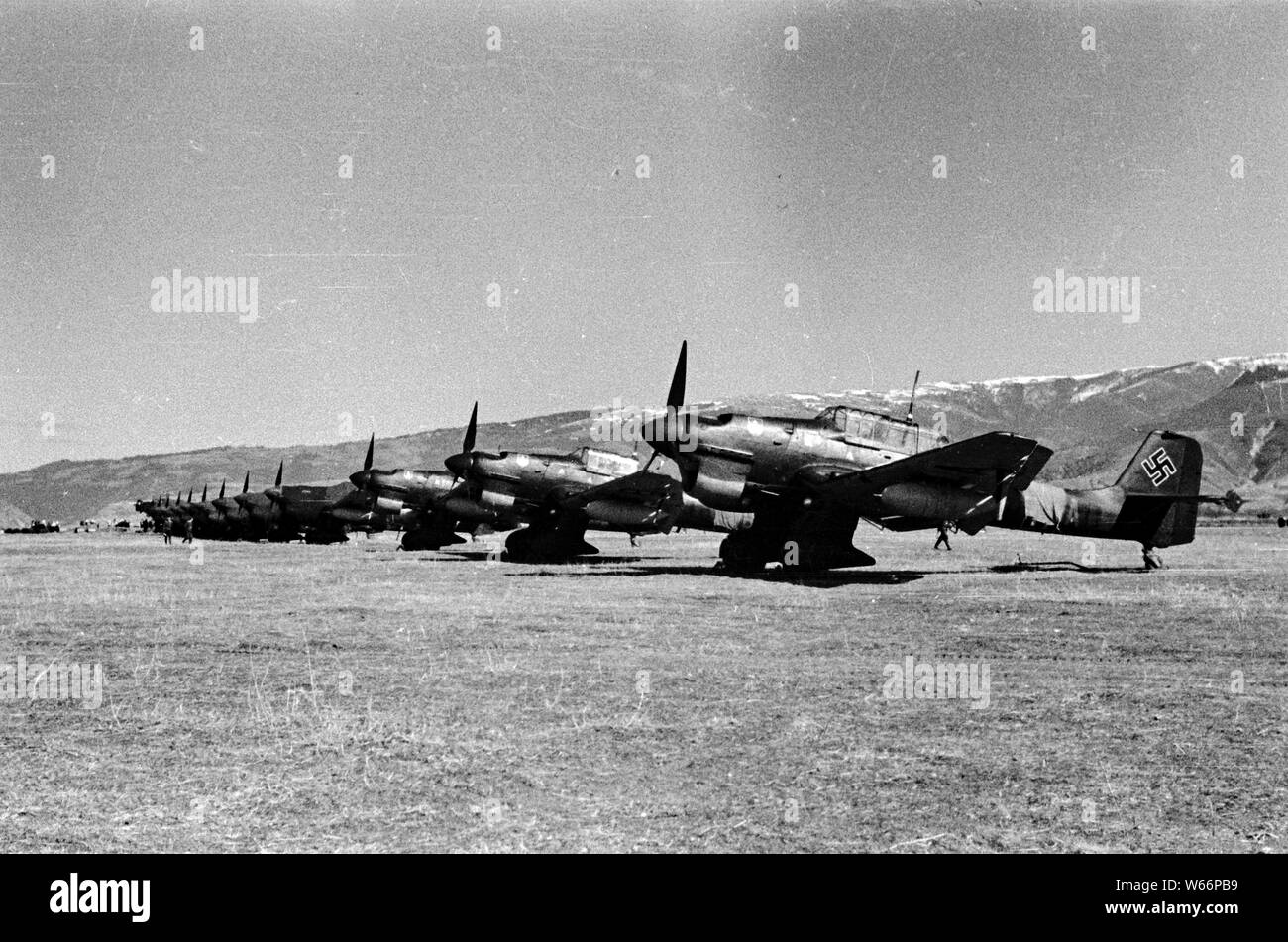 German Airforce bombardieri Typ Ju 87, Stuka, allineate su un campo di aviazione in Kalinowka, Bulgaria nel 1942 durante la seconda guerra mondiale 2 Foto Stock
