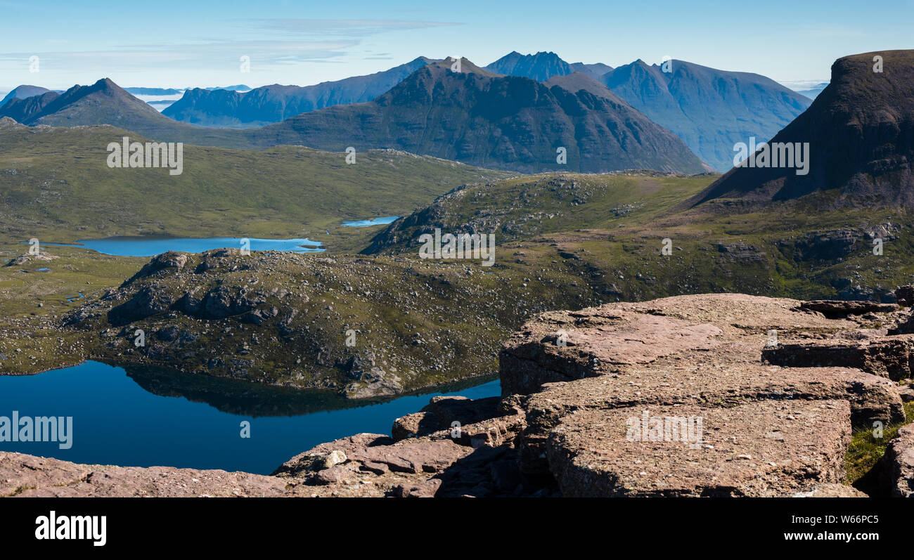 Vista su tutta Fuar Loch Mor verso Beinn Dearg Mor e un Teallach, Fisherfield foresta, Scozia Foto Stock