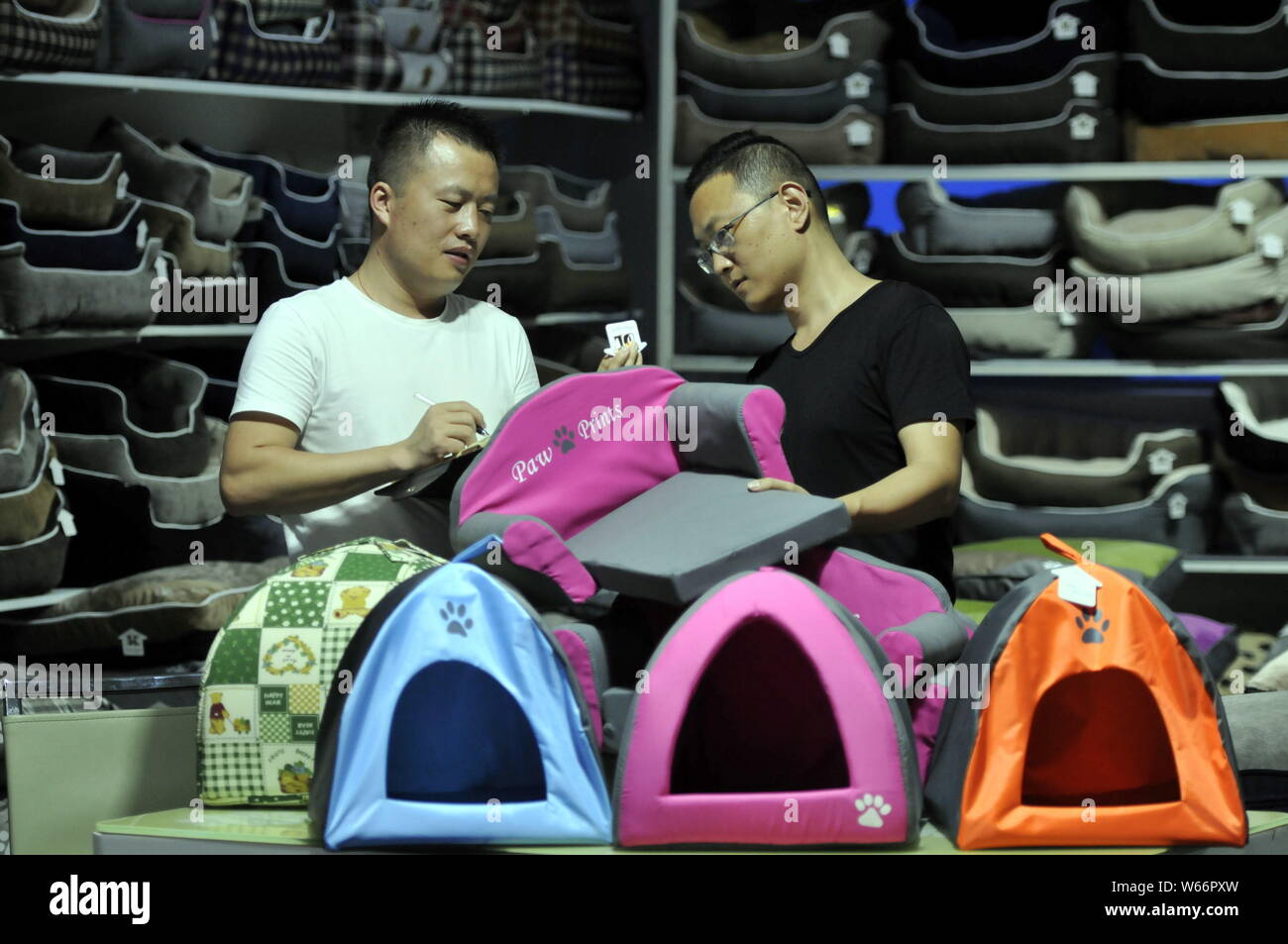 Dipendenti cinesi tessuto di controllo doghouses per essere esportati in una fabbrica in Matou Town, Tancheng county, Linyi city, est della Cina di provincia di Shandong, 4 lug Foto Stock