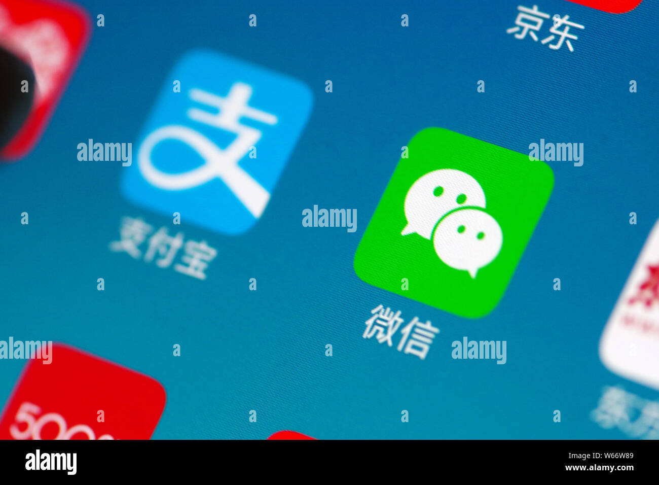 --FILE--un cinese telefono cellulare utente guarda le icone delle app di Alipay, sinistra, il servizio di pagamento online di cinesi e-commerce giant Alibaba è un Foto Stock