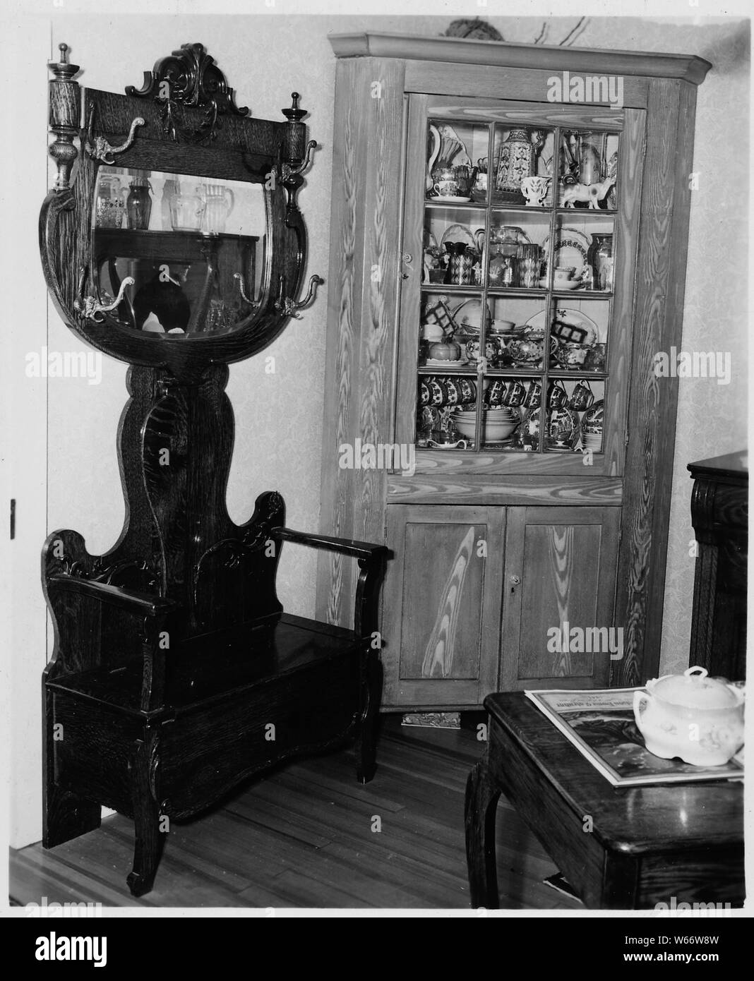 Lancaster County, Pennsylvania. Armadi ad angolo come questo non sono rari in Lancaster County . . .; Portata e contenuto: Full didascalia recita come segue: Lancaster County, Pennsylvania. Armadi ad angolo come questo non sono rari in Lancaster County case. Questi armadi sono ora molto apprezzato di antiquariato e sono sempre pieni di stoviglie colorate, compresi alcuni preziosi pezzi vecchi e altri della dime store varietà. Foto Stock