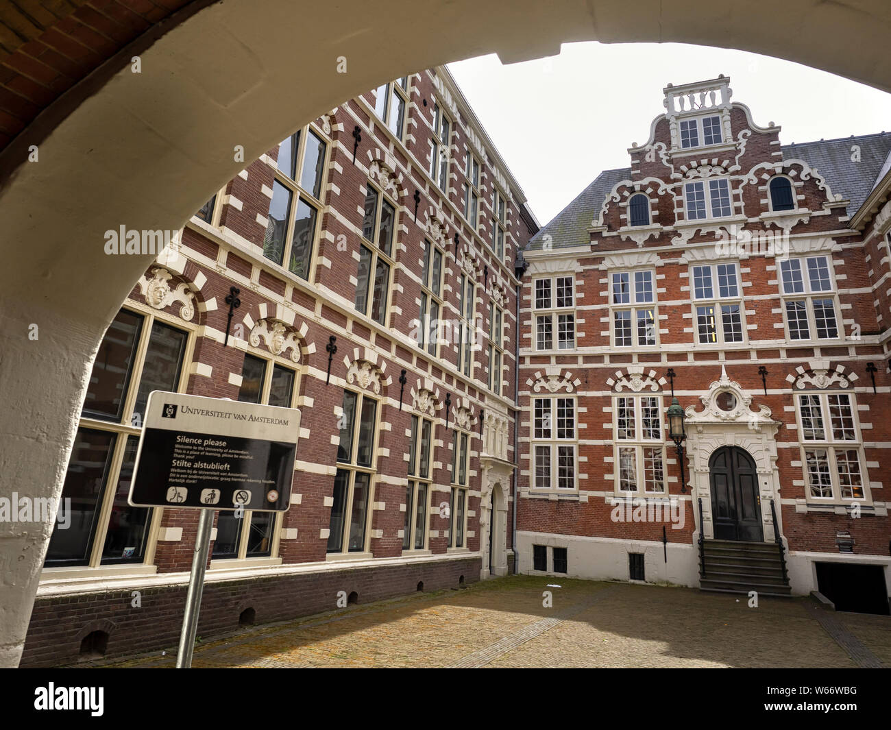 AMSTERDAM, PAESI BASSI - 01 MAGGIO 2018: East India House (Oost-Indisch Huis) su Oude Hoogstraat - ora parte dell'Università di Amsterdam. Foto Stock