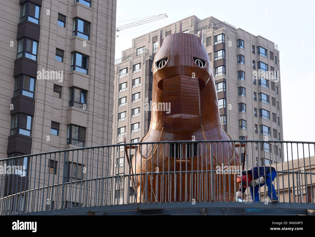 Una 10-metro-alta replica in legno del cavallo di Troia è sul display in prossimità di una zona residenziale in Shenyang City, a nord-est della Cina di provincia di Liaoning, 4 Luglio Foto Stock