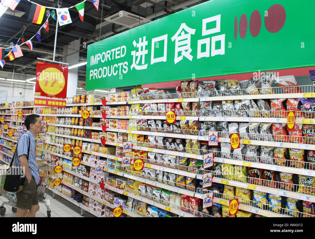 --FILE--un cliente negozi per prodotti alimentari importati in un supermercato in città di Nanjing East cinese della provincia di Jiangsu, 13 agosto 2016. La Cina di domenica (1 luglio Foto Stock