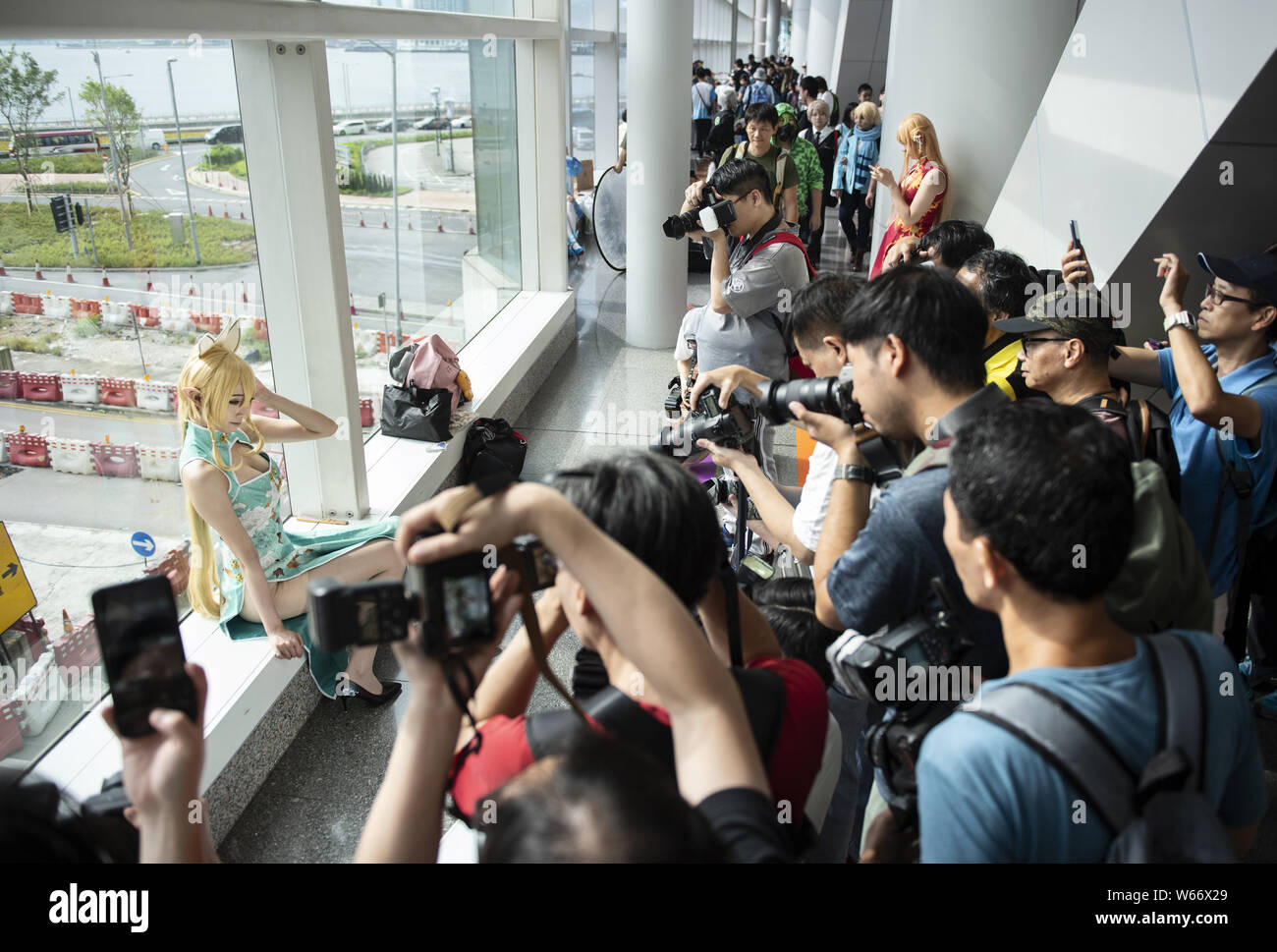 Luglio 28, 2019, Hong Kong, Cina: i fotografi e gli appassionati tifosi cosplay fotografo un cosplayer in carattere durante l'ani-com e l'e-Sport e Music Festival in Hong Kong. (Credito Immagine: © Budrul Chukrut/SOPA immagini via ZUMA filo) Foto Stock