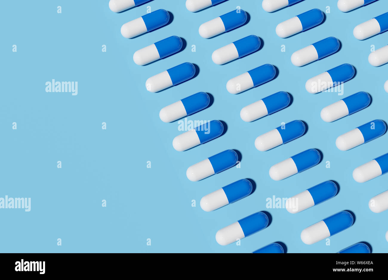 Righe di blu e bianco medicina capsule su un fondo azzurro. 3D render illustrazione. Foto Stock