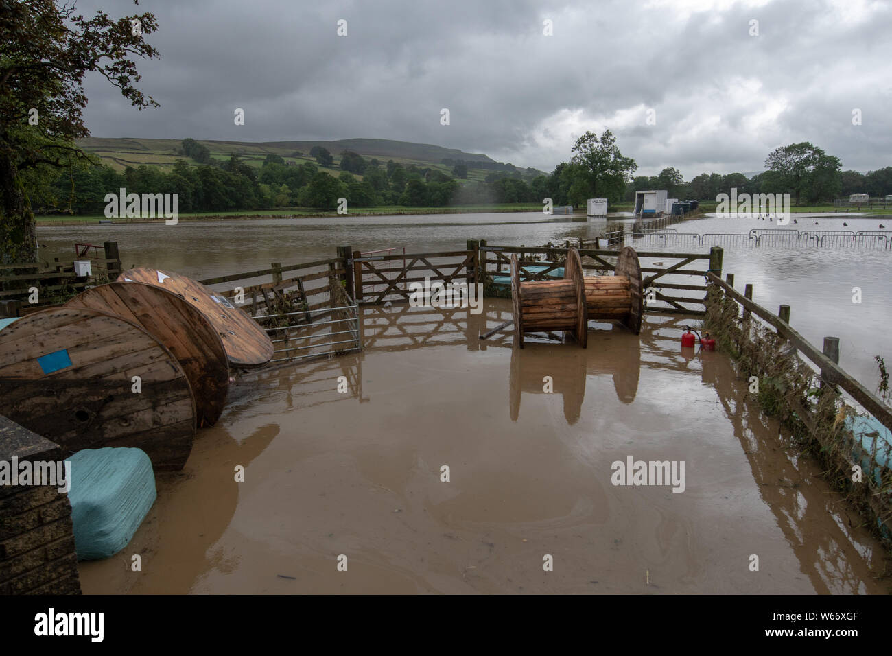 Swaledale, nello Yorkshire, Regno Unito. 31 lug 2019. Inondazione a Reeth e Fremington, Swaledale nel Yorkshire Dales National Park provocato gravi devastazioni e un pieno mesi vale la pena di pioggia caduta in meno di 4 ore, per spazzare via le automobili e le case di allagamento dell'area. Credito: Wayne HUTCHINSON/Alamy Live News Foto Stock