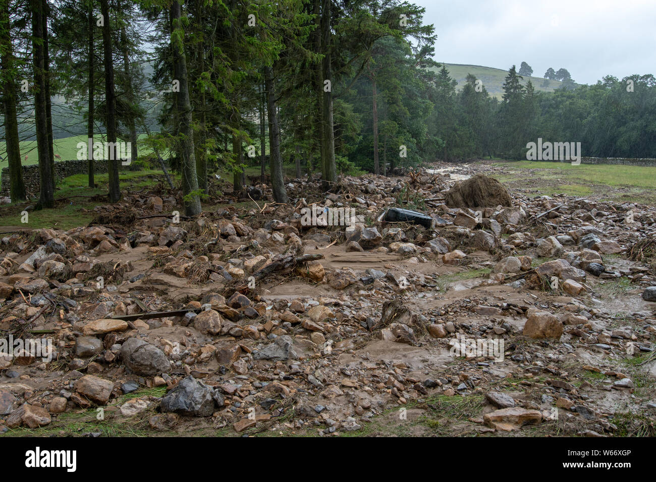 Swaledale, nello Yorkshire, Regno Unito. 31 lug 2019. Inondazione a Reeth e Fremington, Swaledale nel Yorkshire Dales National Park provocato gravi devastazioni e un pieno mesi vale la pena di pioggia caduta in meno di 4 ore, per spazzare via le automobili e le case di allagamento dell'area. Credito: Wayne HUTCHINSON/Alamy Live News Foto Stock