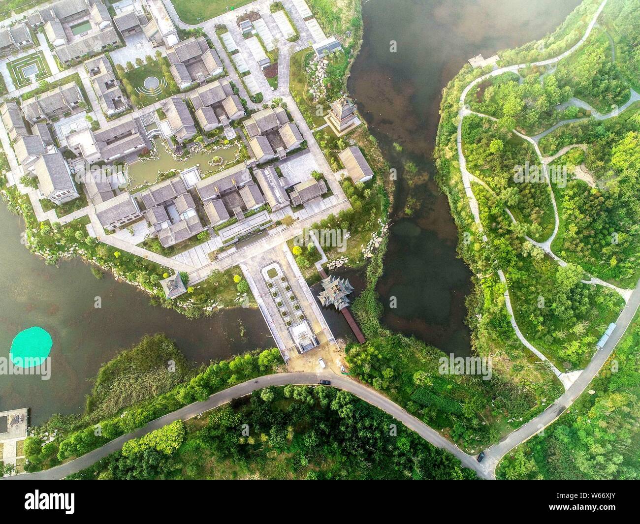 Vista aerea del cantiere cinese dotata di antichi palazzi delle dinastie Ming e Qing a West Coast in Qingdao City, est della Cina di provincia di Shandong, Foto Stock