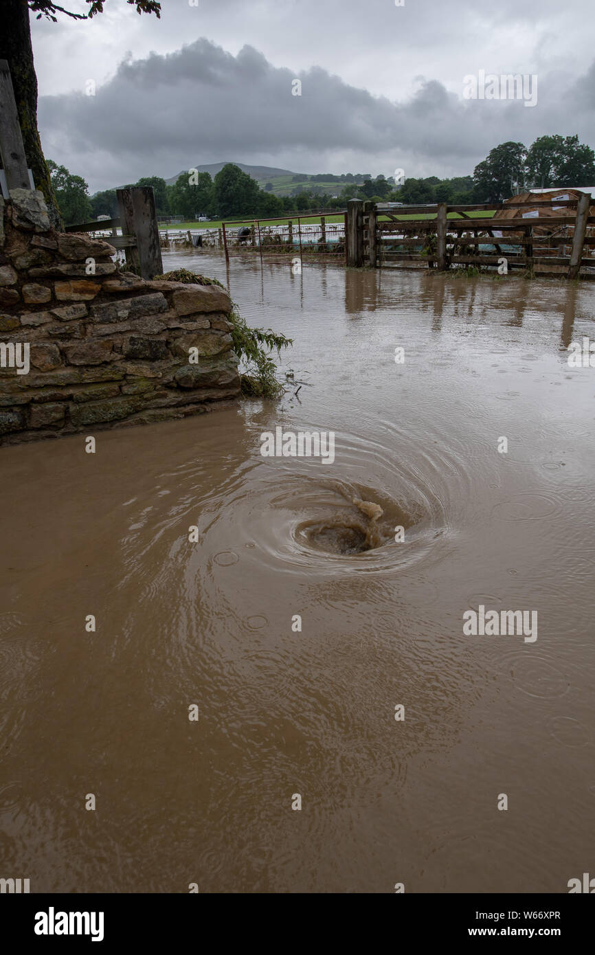 Swaledale, nello Yorkshire, Regno Unito. 31 lug 2019. Inondazione a Reeth e Fremington, Swaledale nel Yorkshire Dales National Park provocato gravi devastazioni e un pieno mesi vale la pena di pioggia caduta in meno di 4 ore, per spazzare via le automobili e le case di allagamento dell'area. Credito: Wayne HUTCHINSON/Alamy Live News Foto Stock