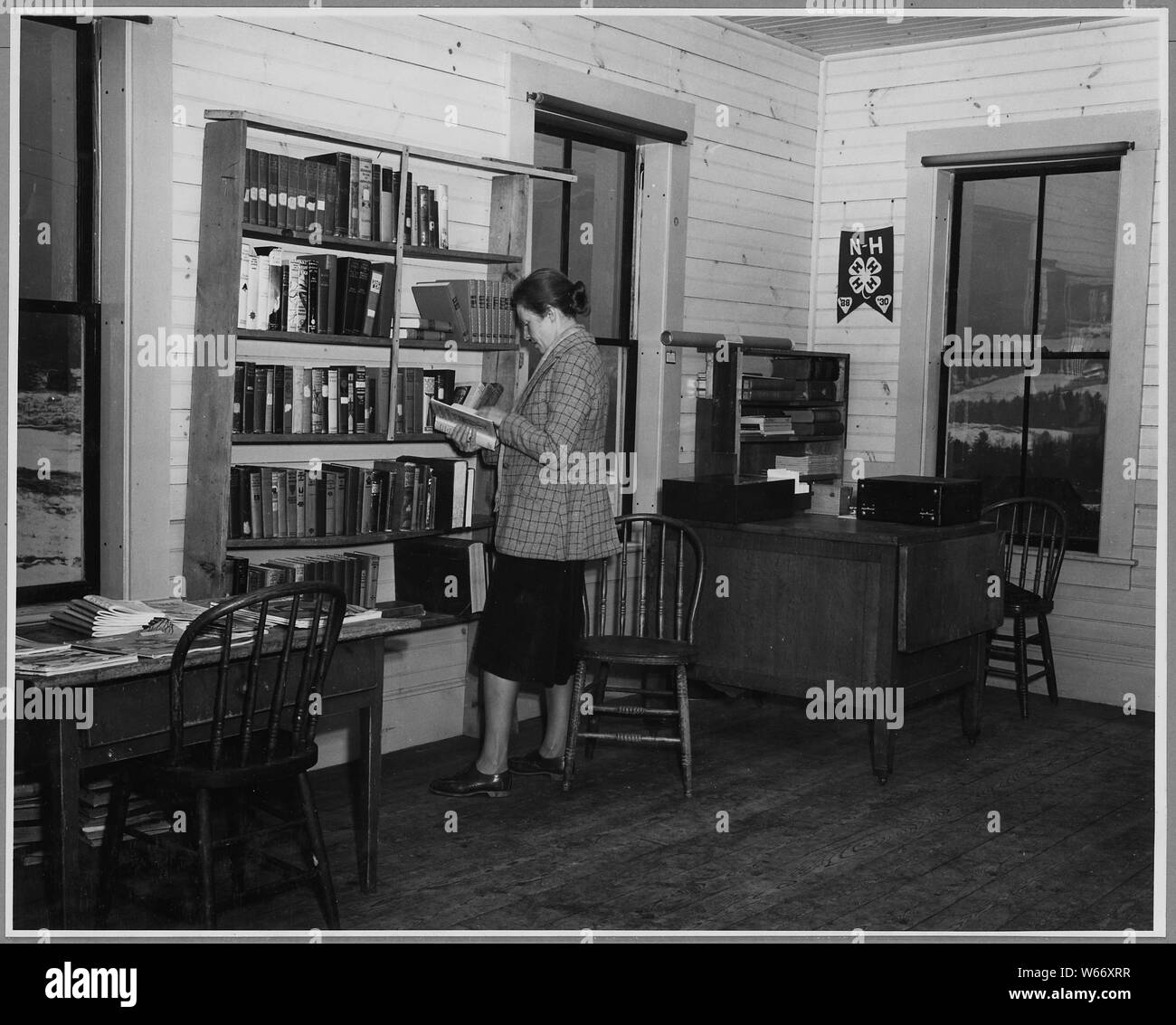 Landaff, Grafton County, New Hampshire. In Landaff one-room Biblioteca, situato nella città edificio, . . .; Portata e contenuto: Full didascalia recita come segue: Landaff, Grafton County, New Hampshire. In Landaff one-room Biblioteca, situato nella città edificio vi sono 1700 libri di cui molto pochi hanno entrambe interesse o valore. Non legge nessuno qui, ma i libri sono talvolta adottate. La sig.ra Harry Drayton chi è un nuovo confronto-comer di Landaff, è sulla libreria comitato. Lei è qui mostrato di catalogazione di libri. Foto Stock