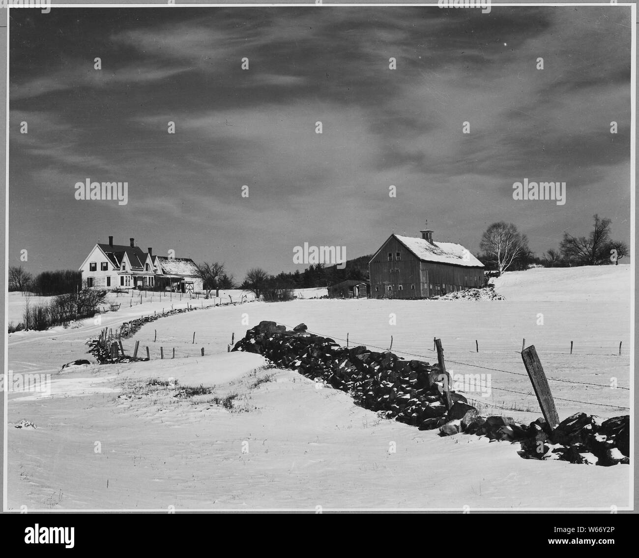 Landaff, Grafton County, New Hampshire. Il sig. Amos Albee's Farm - uno dei 5 più grandi in Landaff. Hou . . .; Portata e contenuto: Full didascalia recita come segue: Landaff, Grafton County, New Hampshire. Il sig. Amos Albee's Farm - uno dei 5 più grandi in Landaff. Casa e fienile sono entrambi vecchi ma in discrete condizioni. L'illuminazione è fornita da un impianto di carburo, e non vi è alcun telefono in casa, il sig. Albee ha volutamente il luogo come è stato e si oppone alla meccanizzazione di qualsiasi tipo. Foto Stock