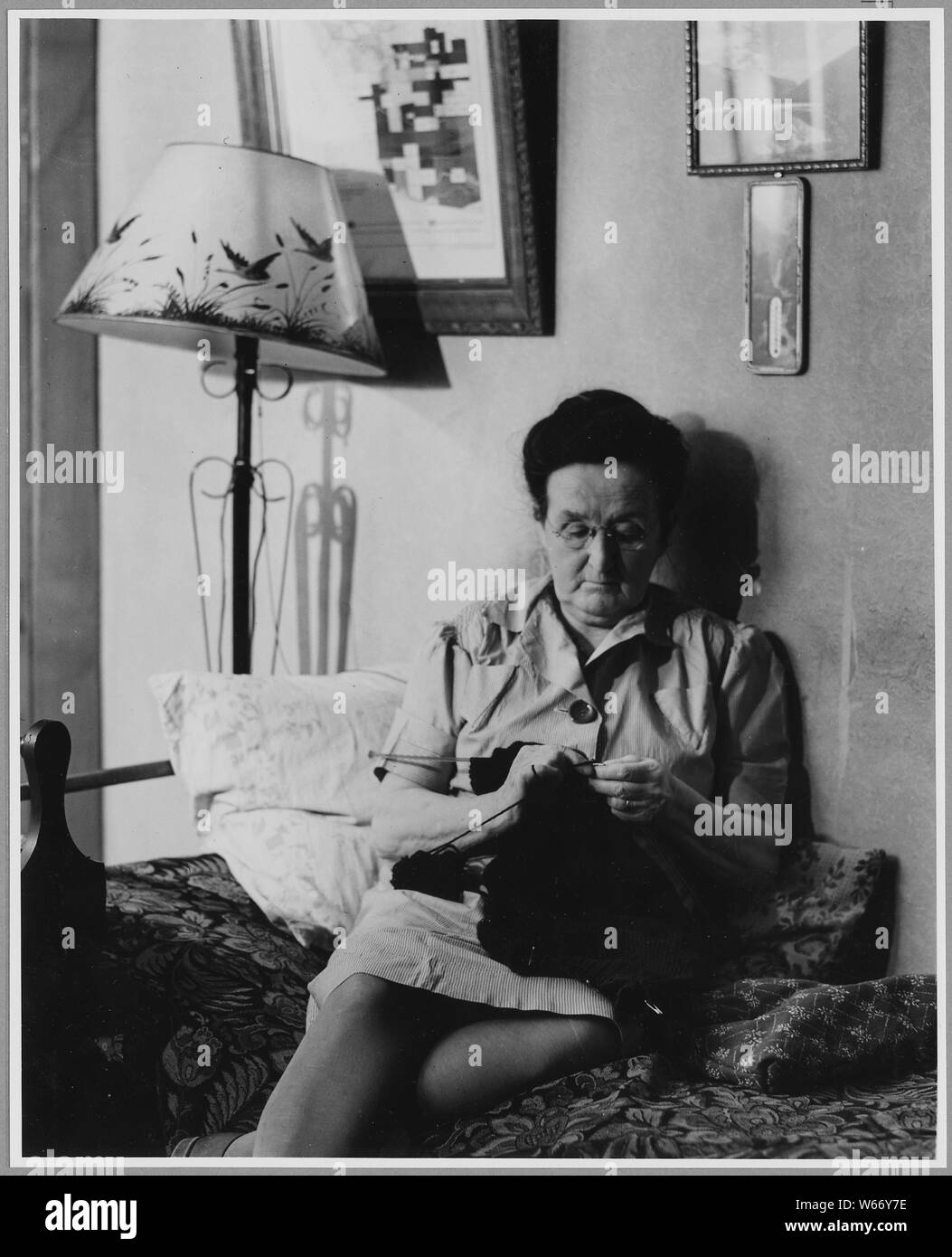 Landaff, Grafton County, New Hampshire. La sig.ra Charles Chandler è over 60, esegue una grande casa da soli, . . .; Portata e contenuto: Full didascalia recita come segue: Landaff, Grafton County, New Hampshire. La sig.ra Charles Chandler è over 60, esegue una grande casa da soli, cuoce pane, conserva una grande quantità di carne, frutta e verdura, rende il sapone e vestiti a maglia. Lei è venuto a Landaff dal Vermont una quarantina di anni fa. Sulla parete dietro di lei è una proprietà mappa della città preparato da BAE. Foto Stock