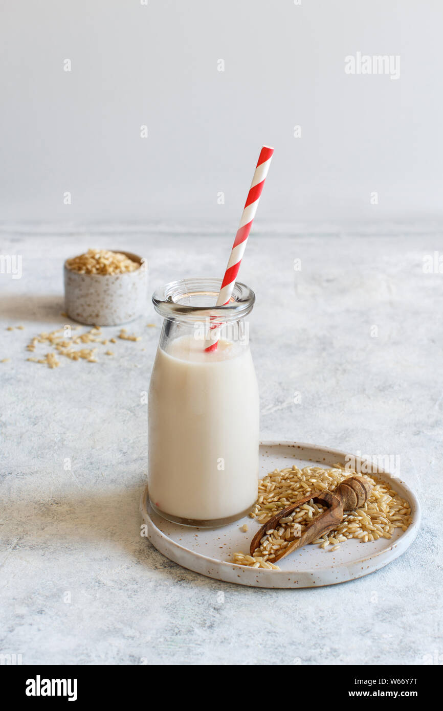 Vegan latte di riso, senza prodotti caseari latte alternativo in una bottiglia da vicino Foto Stock