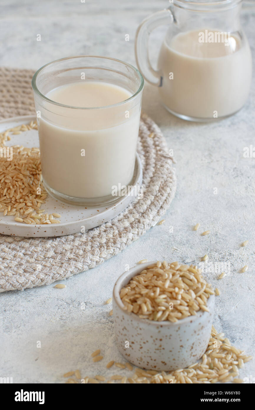 Vegan latte di riso, senza prodotti caseari alternative di latte in un bicchiere da vicino Foto Stock