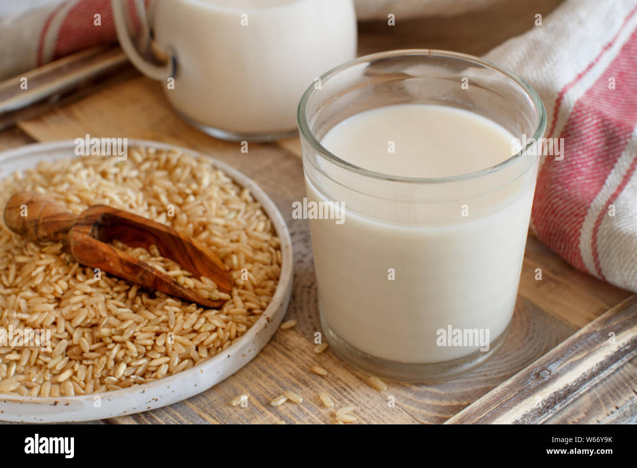 Vegan latte di riso, senza prodotti caseari alternative di latte in un bicchiere da vicino Foto Stock