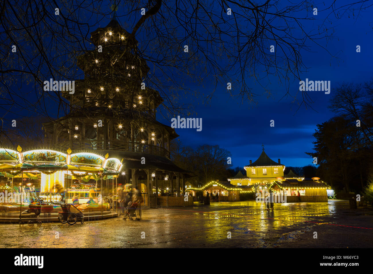 Tradizionale Mercatino di Natale presso la torre cinese, Monaco di Baviera, Germania Foto Stock