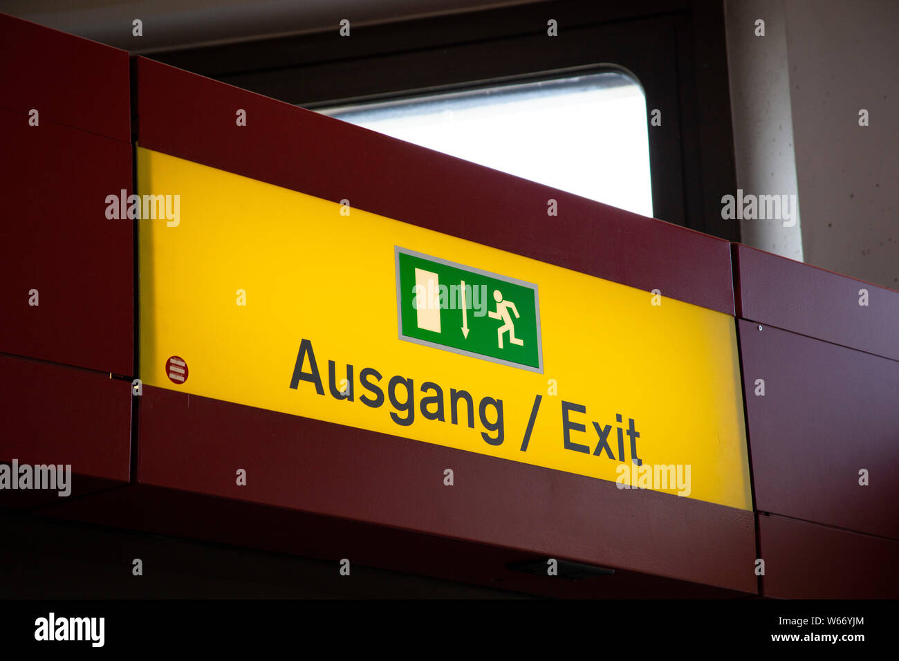 Ausgang / segnale di uscita all'aeroporto di Berlino, Germania Foto Stock