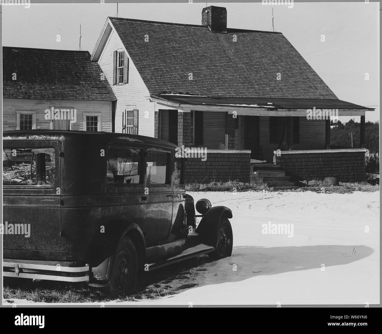 Landaff, Grafton County, New Hampshire. Venti anni fa questa era una buona piccola fattoria. Oggi è ow . . .; Portata e contenuto: Full didascalia recita come segue: Landaff, Grafton County, New Hampshire. Venti anni fa questa era una buona piccola fattoria. Oggi è di proprietà dal sig. Oakes, chi utilizza alcuni dei terreni che originariamente è andato con esso, e viene affittato per un giovane operaio che taglia il legno e la strada non lavorare per vivere. La casa è un buon suono e ben costruito, ma non ha quasi nessuna comodità ed è arredata male. Foto Stock