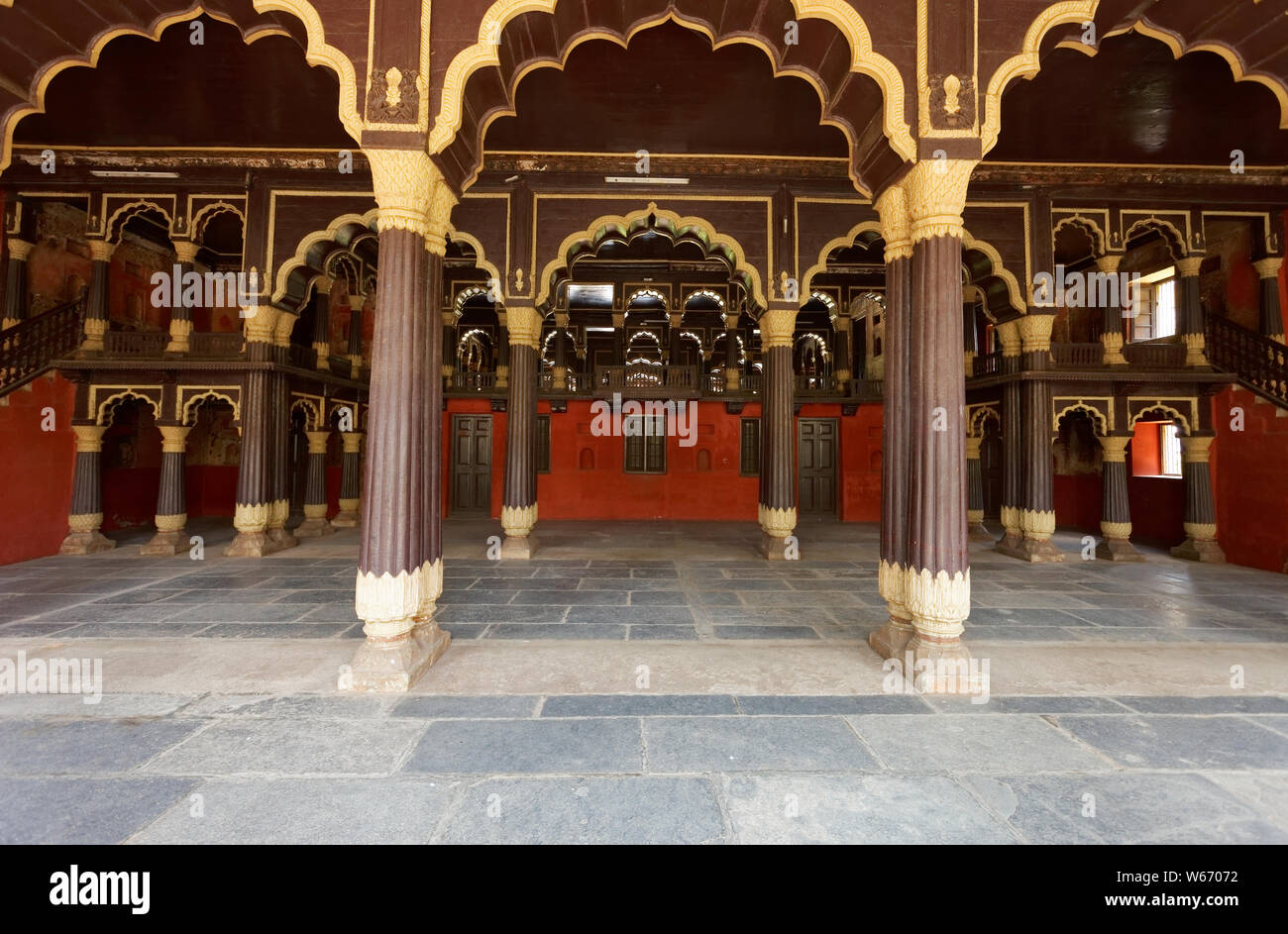 Tipu Sultan's Summer Palace, a Bangalore, India, è un esempio di architettura Indo-Islamic, la residenza estiva del sovrano Mysorean Sultano Tipu. Foto Stock