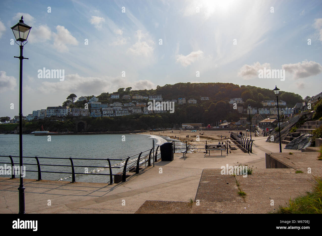 Una vista da passaggi a Polperro Beach Foto Stock